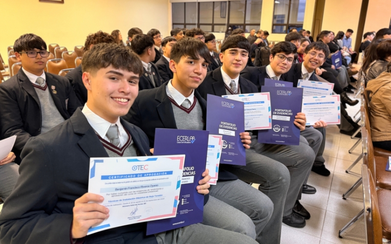 Estudiantes participan en ceremonia de certificaci&oacute;n de competencias laborales