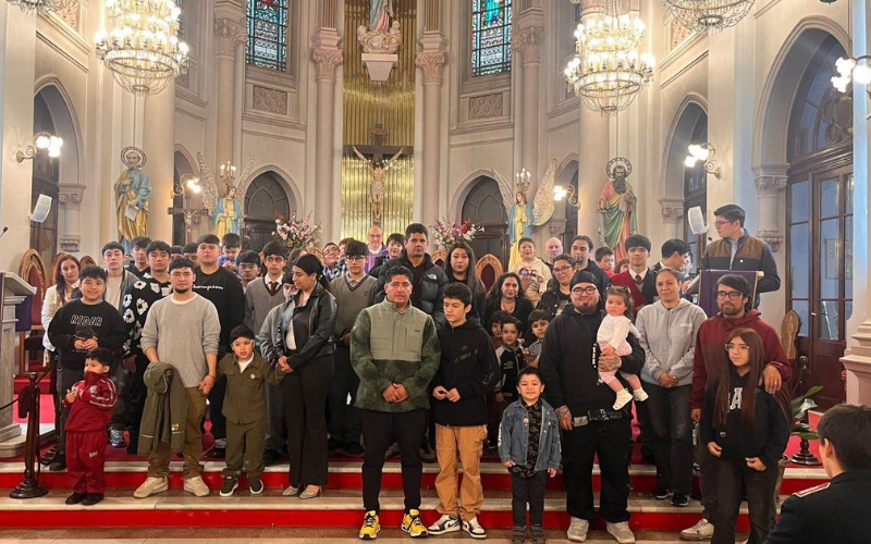 Alumnos nuevos reciben bendición especial en Parroquia María Auxiliadora